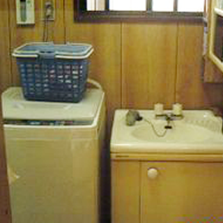 洗面台・洗濯機の位置変更（施工前）