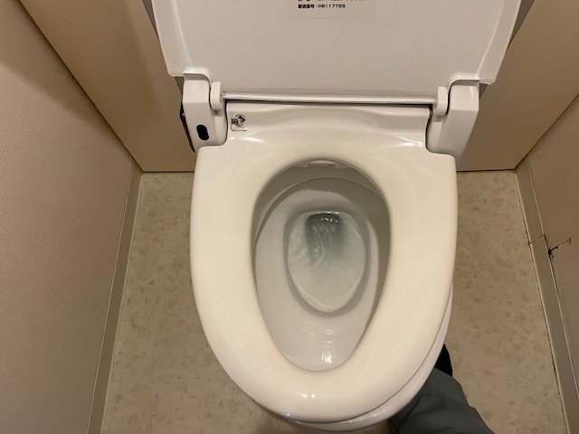 タンクから便器の中にチョロチョロ水漏れ<br>【広島市佐伯区】